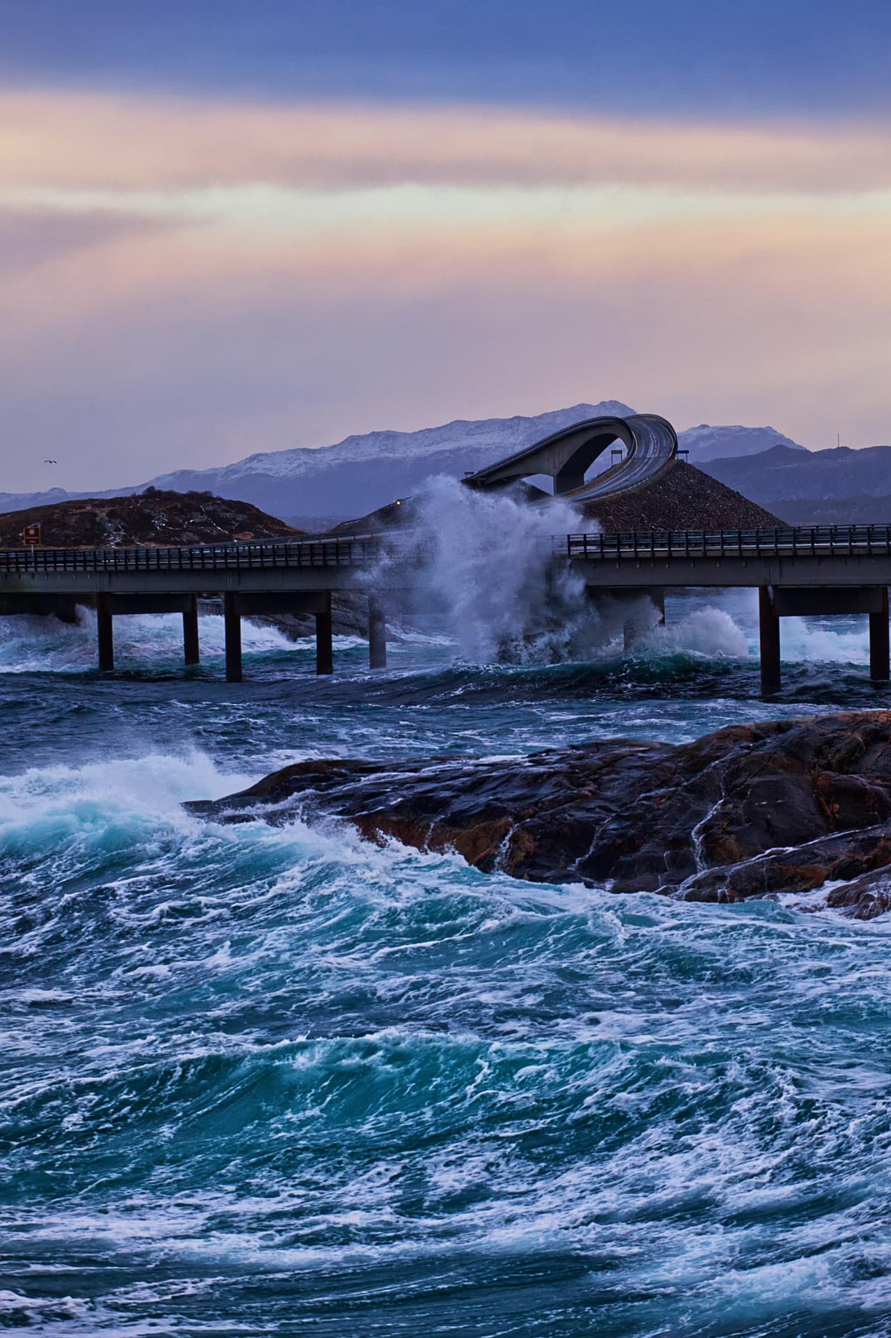 Storseisundbrua i kveldslys