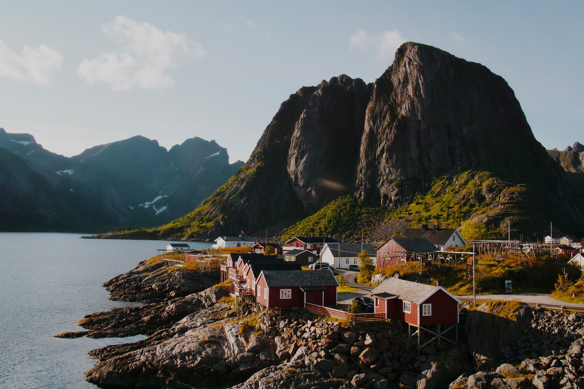 Norsk landskap med rorbuer og fjell