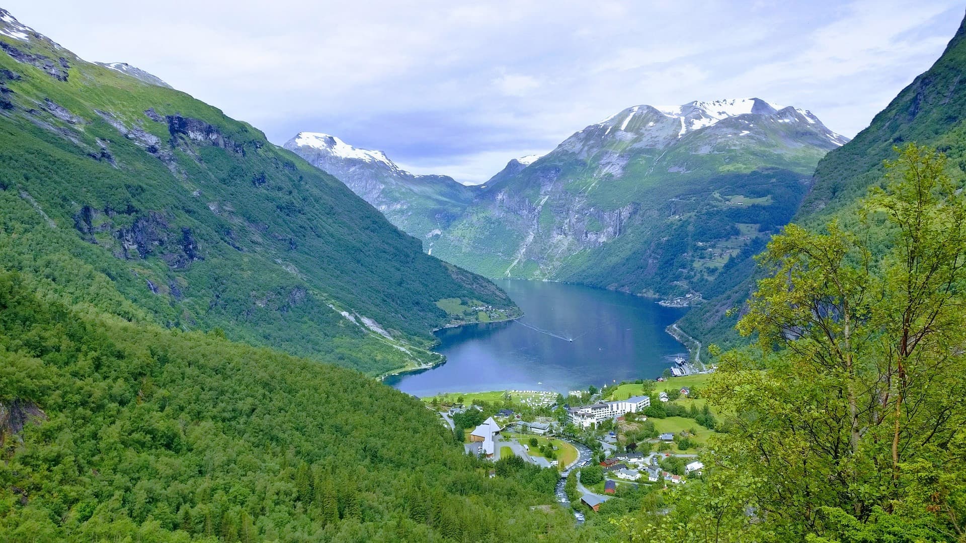 Geirangerfjorden med fjell og fosser
